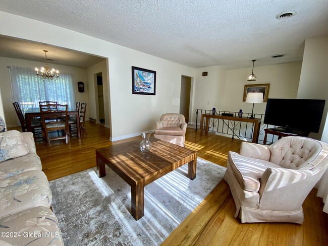 Foto del edificio - 12 Lakewood Dr