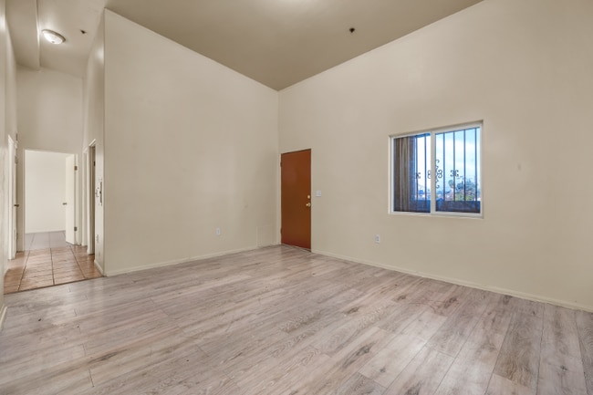 Building Photo - 5869 S Figueroa St