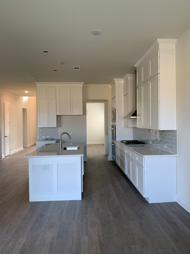 Building Photo - 216 Lake Forest Trl