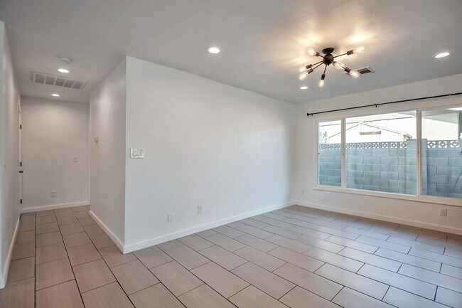 Foto del edificio - 5 Bedroom, 3 Bath, Pool, Remodeled