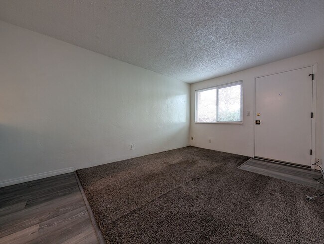 Foto del edificio - Updated 1-Bedroom, 1-Bath Apartment With On-site Laundry in Springfield!