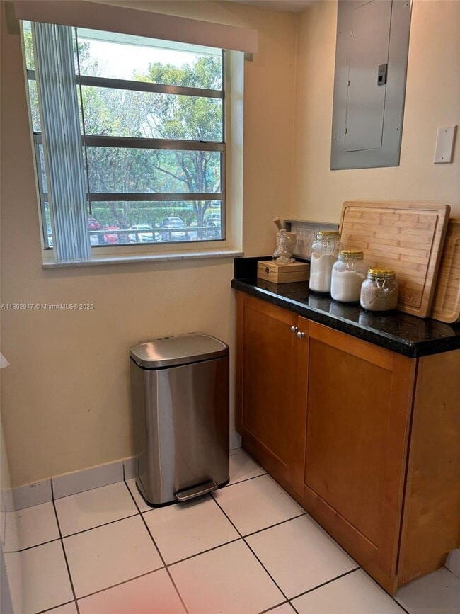 Building Photo - 9430 Poinciana Pl