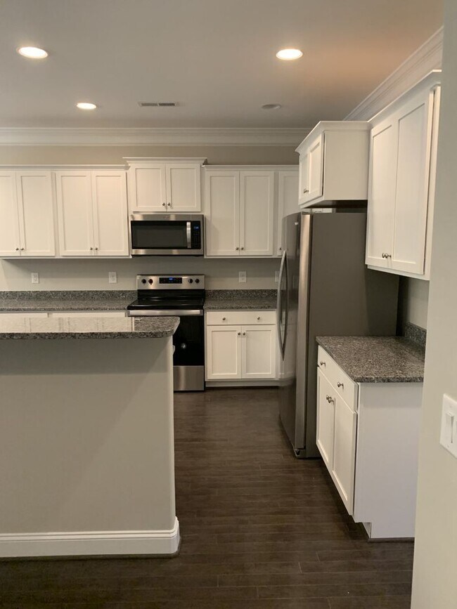 Foto del edificio - Walkertown- 3 bedroom, 2.5  bath town home