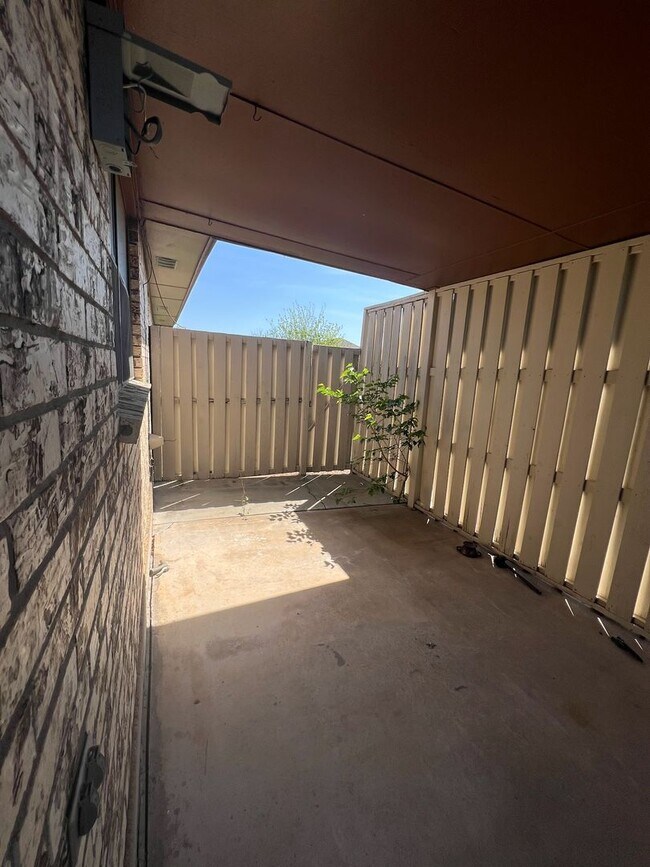 Foto del edificio - Must see virtually new 3-2-2 home off Broa...