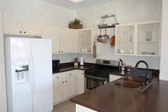 Building Photo - 2305 W Horizon Ridge Pkwy