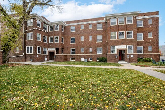 Building Photo - Gated 2 Bedroom Condo With Parking!!