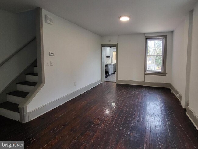 Building Photo - 422 9th St