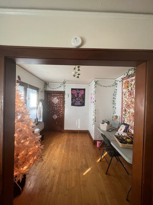 Foto del edificio - 1656 N. Warren Ave