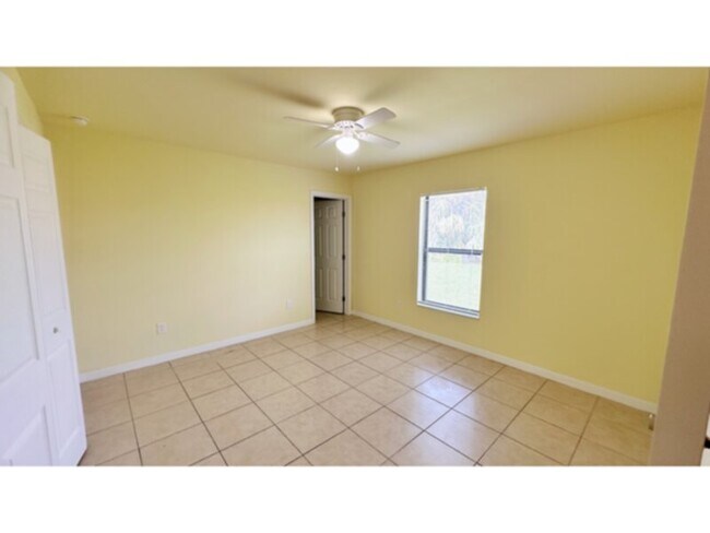 Foto del edificio - 3 Bedroom 2 Bath 1 Car garage Duplex! Convenient Location! SW Cape!