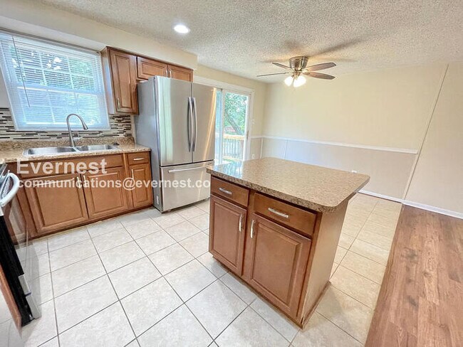 Foto del edificio - 3 Bed, 2.5 Bath Home with Fenced Yard & Garage / Pet-Friendly / Available Now!