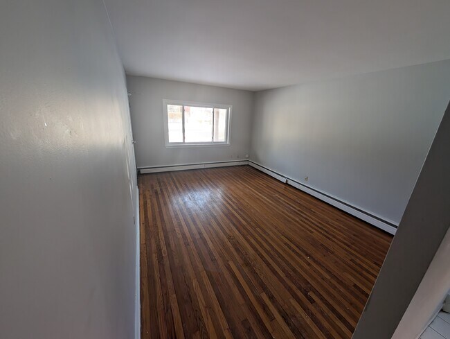 Photo du bâtiment - Spacious 1 Bed Unit - Rent March 1