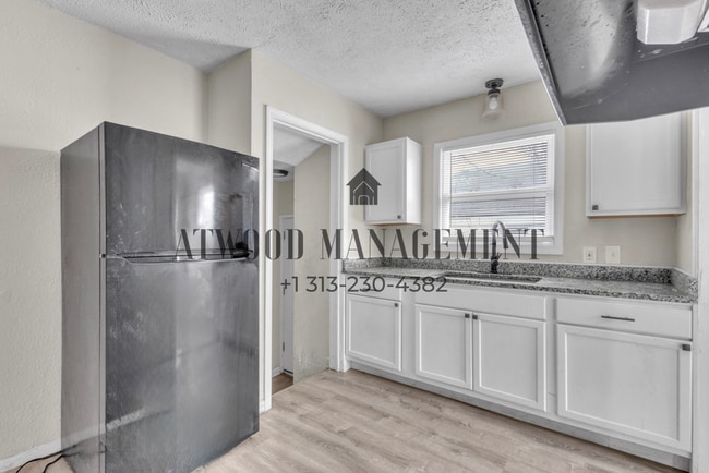 Building Photo - This beautifully updated 3-bedroom, 1-bath single-family home is ready for move-in!