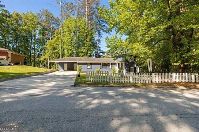Foto del edificio - 558 Plainville Dr SW