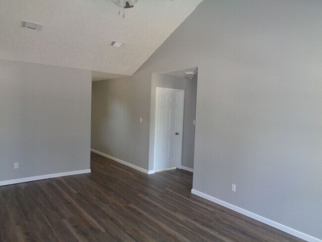 Building Photo - ****JUST REDUCED****Ready for move in!