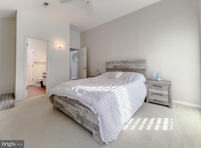 Building Photo - 48105 Mayflower Dr