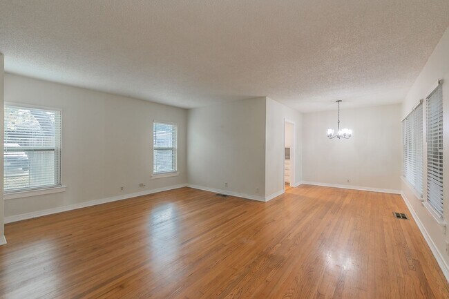 Foto del edificio - UPDATED 2 bedroom, 1 bathroom with 1 garage space