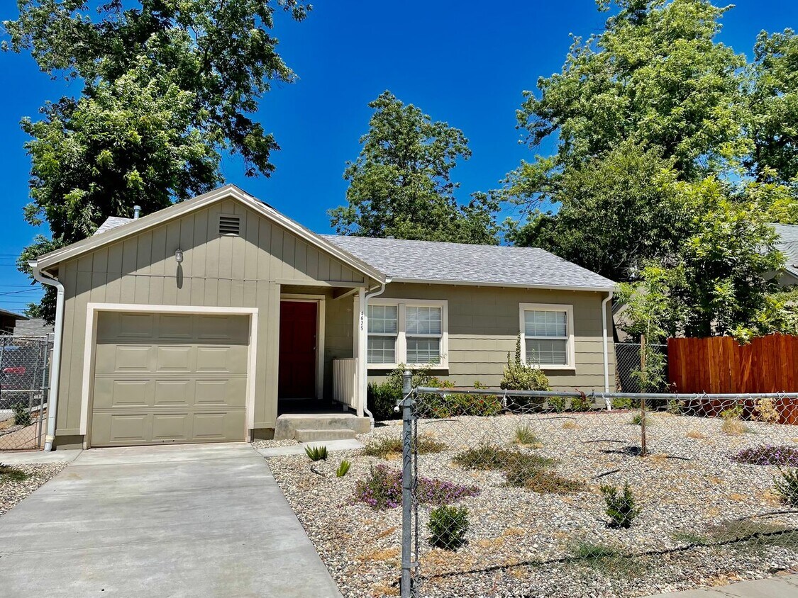 Primary Photo - Charming 2 Bed 1 Bath Home