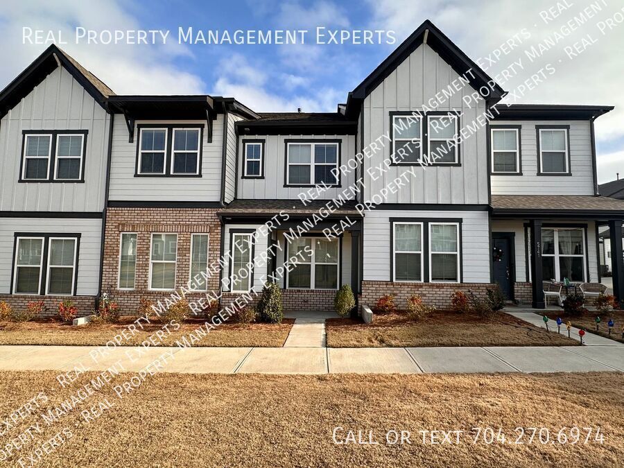 Foto principal - Stunning 4BR/3.5BA Townhouse in Charlotte!