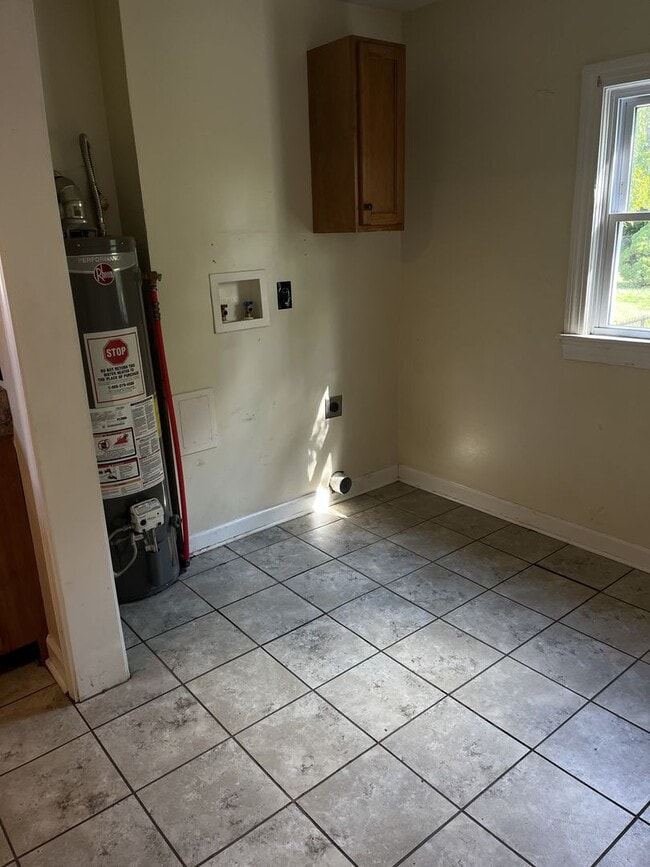 Building Photo - Updated 2 bedroom, 1 bathroom home