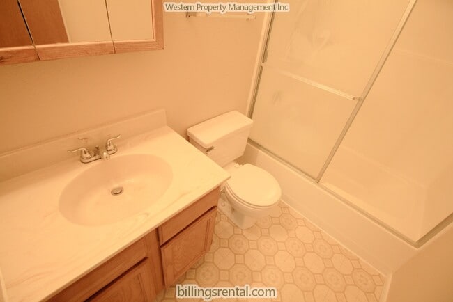 Main Bathroom - 2320 Alderson Ave