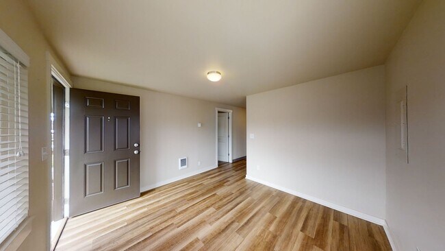 Building Photo - Charming 2 Bedroom Duplex - Granite Counters, Plank Flooring, Fully Fenced, Storage Shed!
