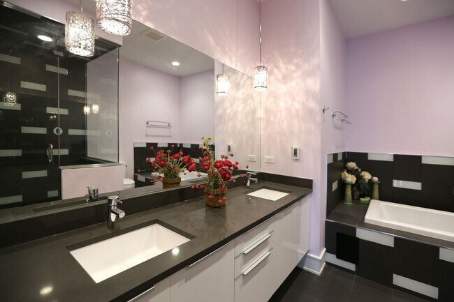 Master bath - 2424 W Chicago Ave