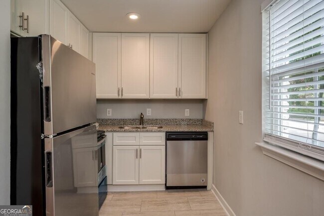 Foto del edificio - 880 St Charles Ave NE