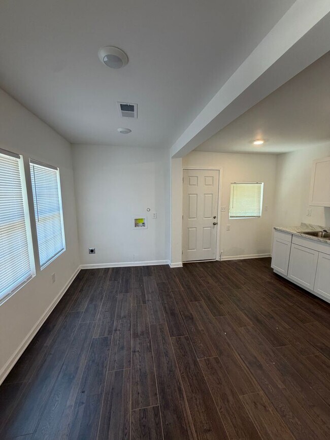 Building Photo - 851 N Claybrook St