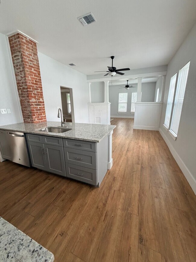 Building Photo - Beautiful Renovated Home Available for Lease!