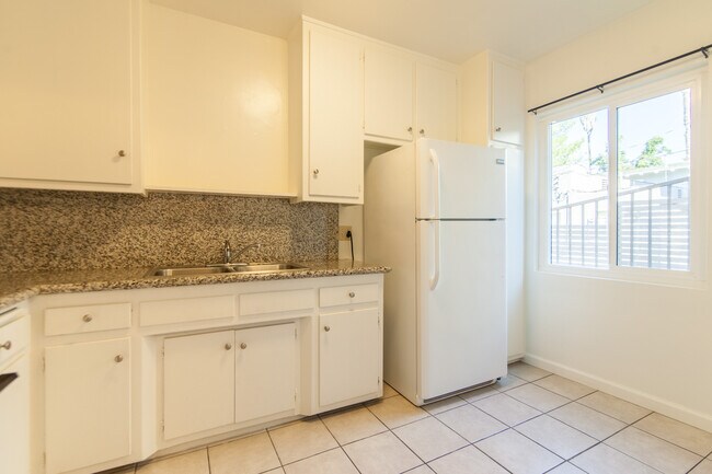 Building Photo - 826 Hyperion Ave