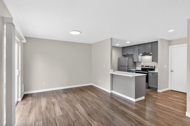 Building Photo - Newly Renovated Townhouse
