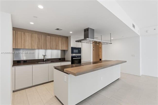 Photo - 1000 Brickell Plz cu-1902 Apartment