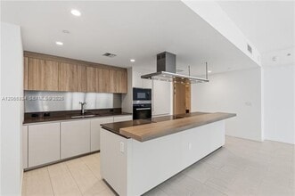 Building Photo - 1000 Brickell Plaza