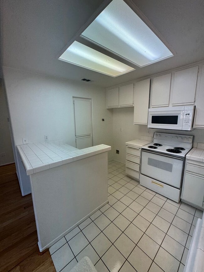 Building Photo - 1 Bedroom 1 Bathroom Available in Sierra V...