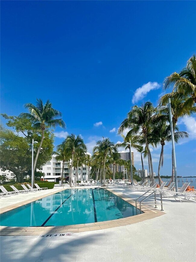 Foto del edificio - 700 NE 63rd St