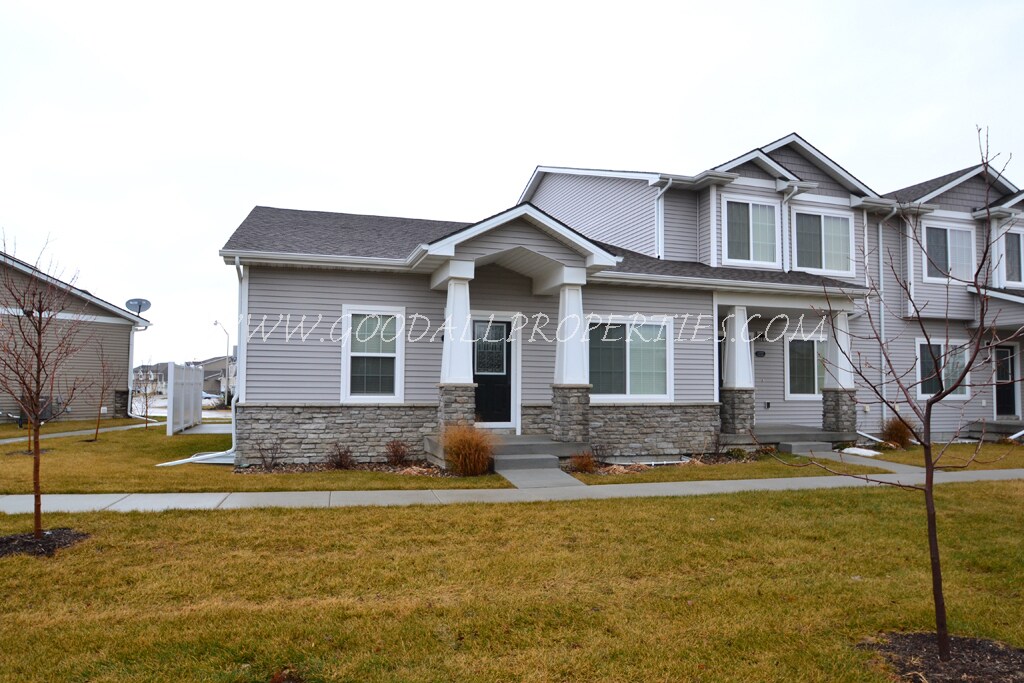 Primary Photo - 4 bedroom 3.5 bath Townhome in the Heart o...
