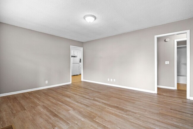Building Photo - 3 Bedroom Pet Friendly Home For Rent Close To Post!