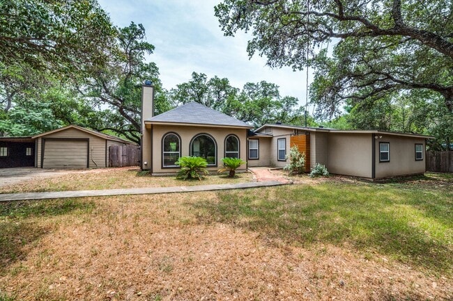 Building Photo - CASTLE HILLS FAMILY HOME