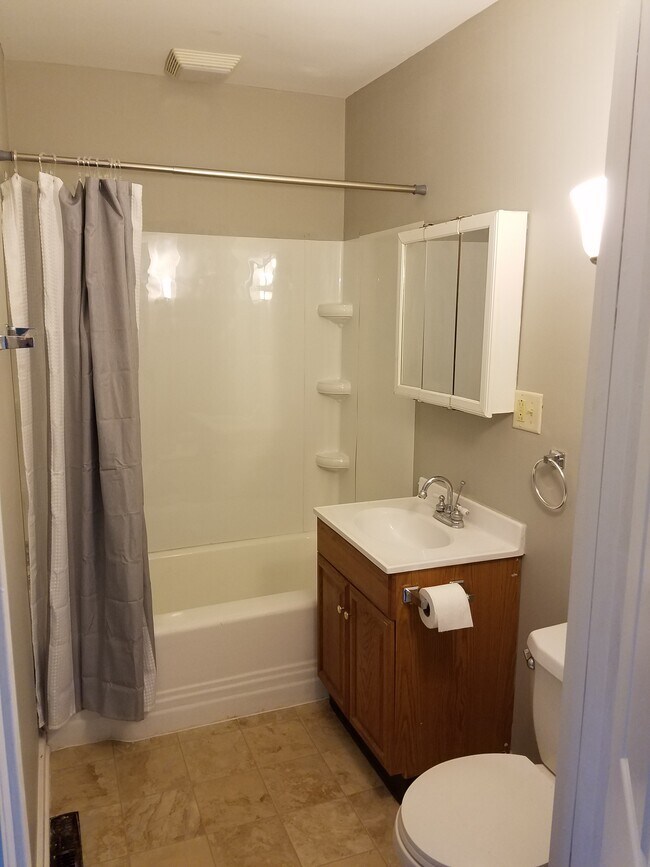 Dos baños completos, uno en la planta alta y otro en la planta baja. - 2320 Main Street