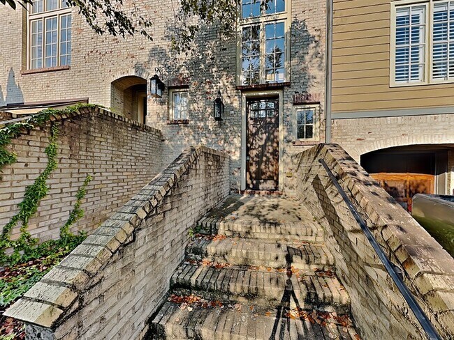 Building Photo - 2081 Eagle Ridge Dr