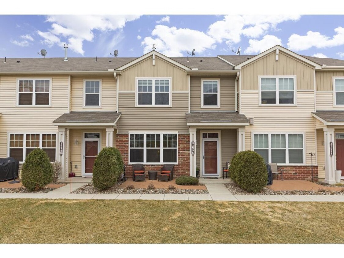 Primary Photo - Pristine Woodbury 3 Bedroom Townhouse - Cl...