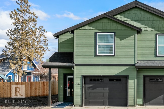 Building Photo - Beautiful New 3 Bedroom Townhome