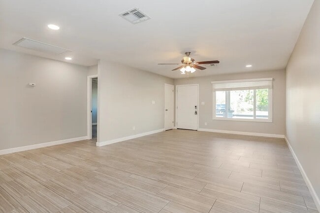 Building Photo - 2460 E Manhatton Dr