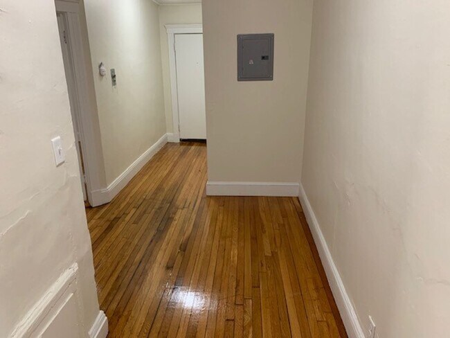 Building Photo - Charming 1.5 Bedroom-Extra Office space- N...