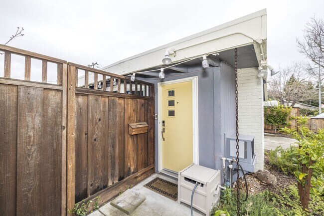 Foto del edificio - Lovingly Maintained 4 Bed, 2 Bath Home in ...