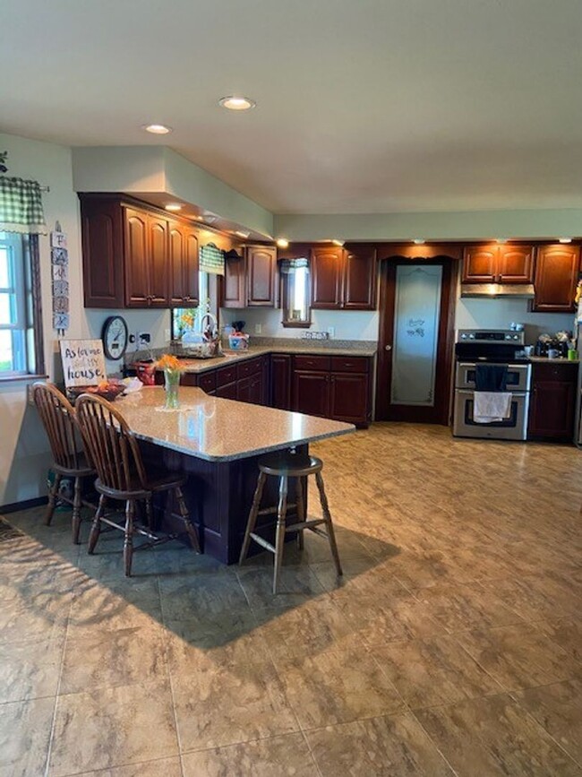 Building Photo - 6+ bedrooms, 4 bath acreage just SW of Blo...