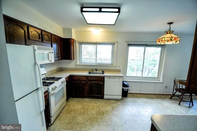 Building Photo - 2818 Oakton Manor Ct