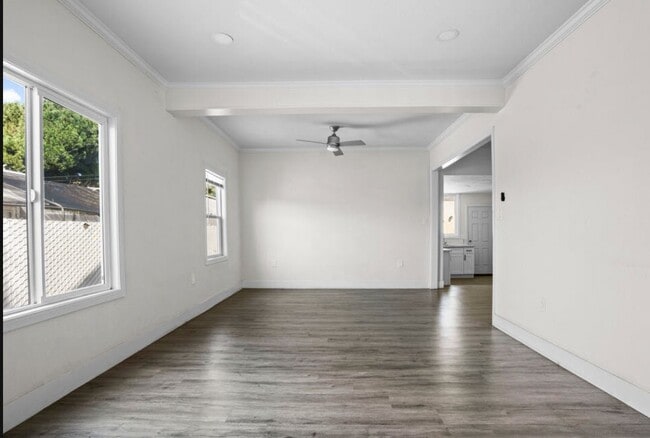 Building Photo - 891 E 6th St