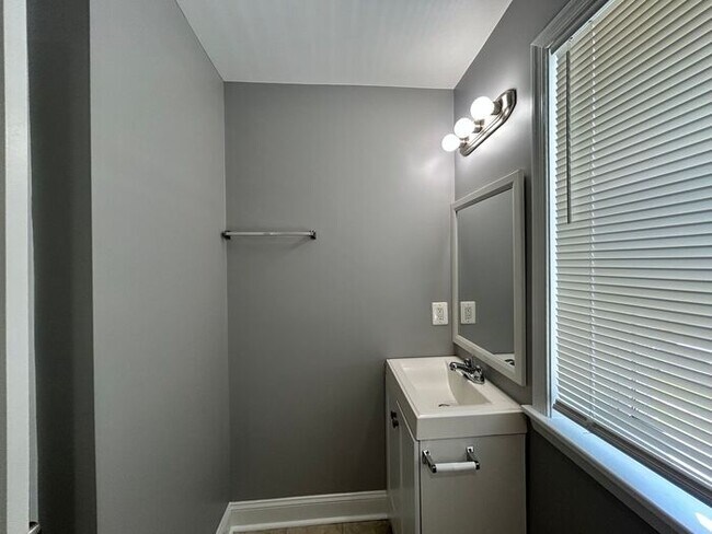 Building Photo - 2 Bedrooms 2 Bathrooms