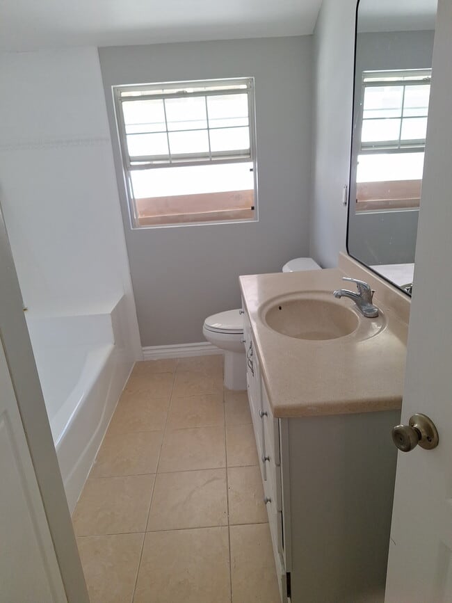 shower/bath/storage - 7920 Shoshone Ave